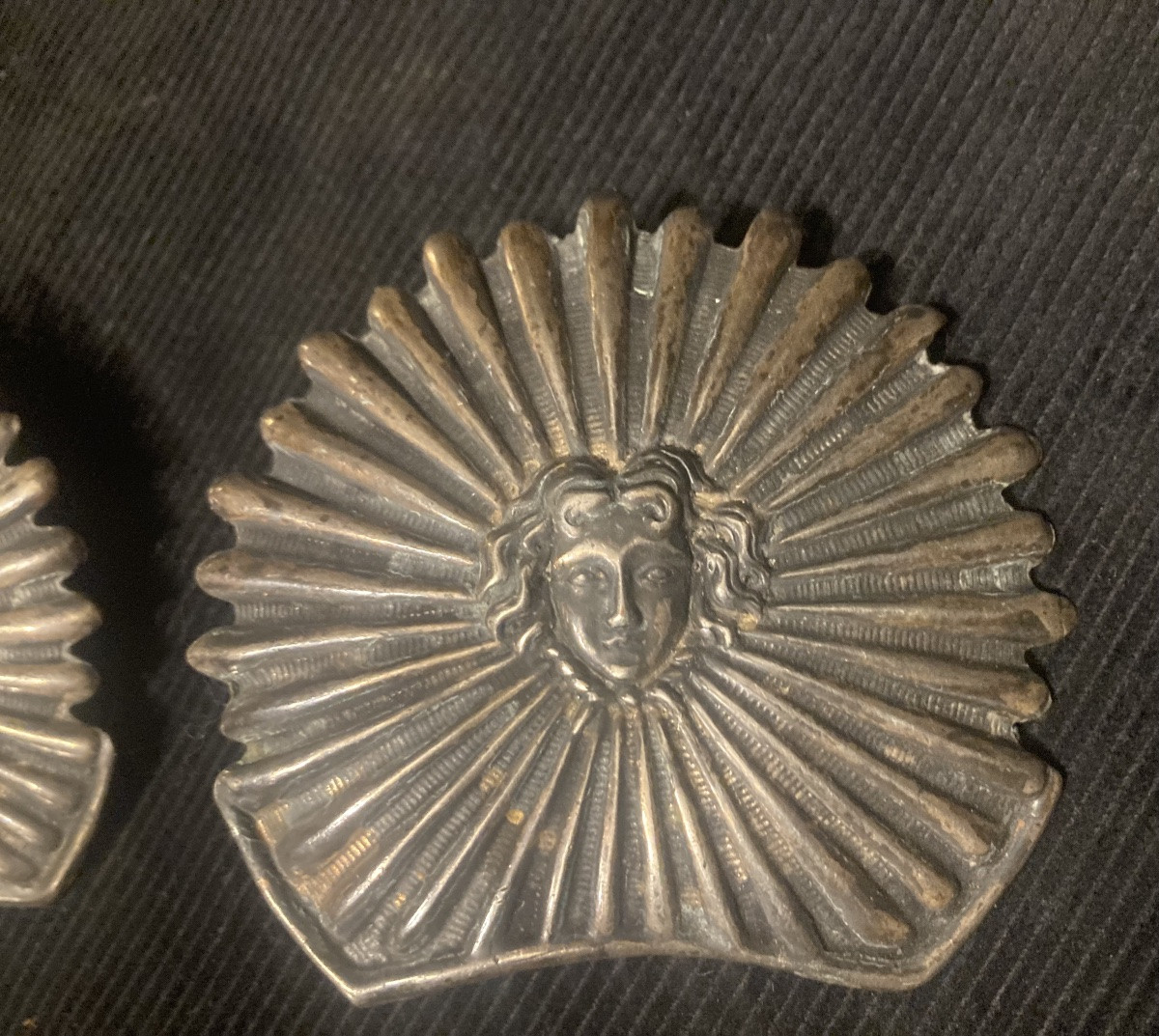 Paire de Rosaces de Jugulaires de Casque de Garde du Corps du ROI.  Début XIXéme France .-photo-2