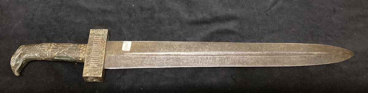 Glaive à tête d’aigle dit « à la Romaine «  . Révolution-photo-2