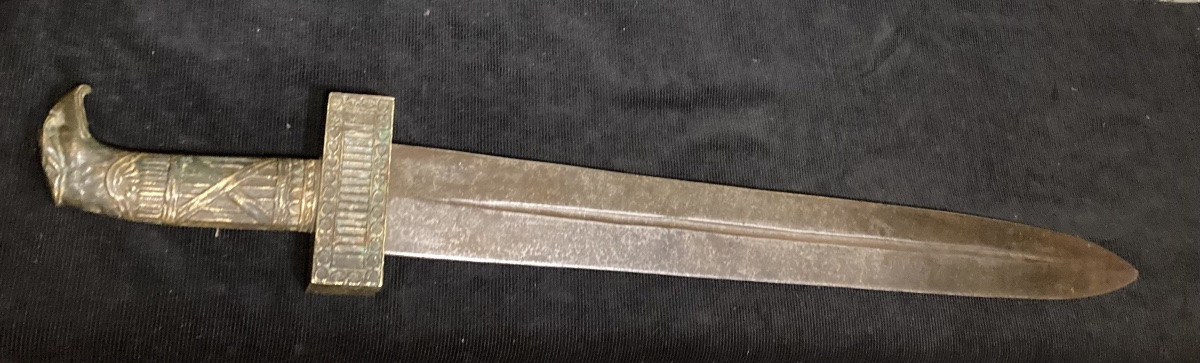 Glaive à tête d’aigle dit « à la Romaine «  . Révolution-photo-3