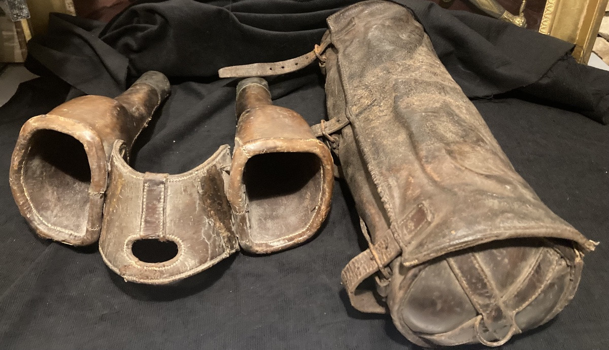 Ensemble de Cavalerie Premier Empire. Paire de Fontes pour Pistolets. Porte-Manteau d’officier -photo-3