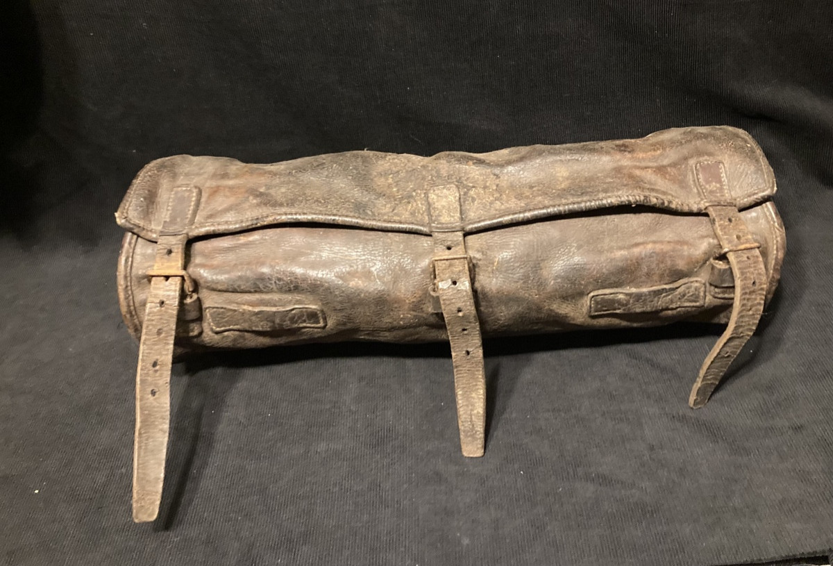 Porte-Manteau de Cavalerie Premier Empire. En cuir brun.-photo-4