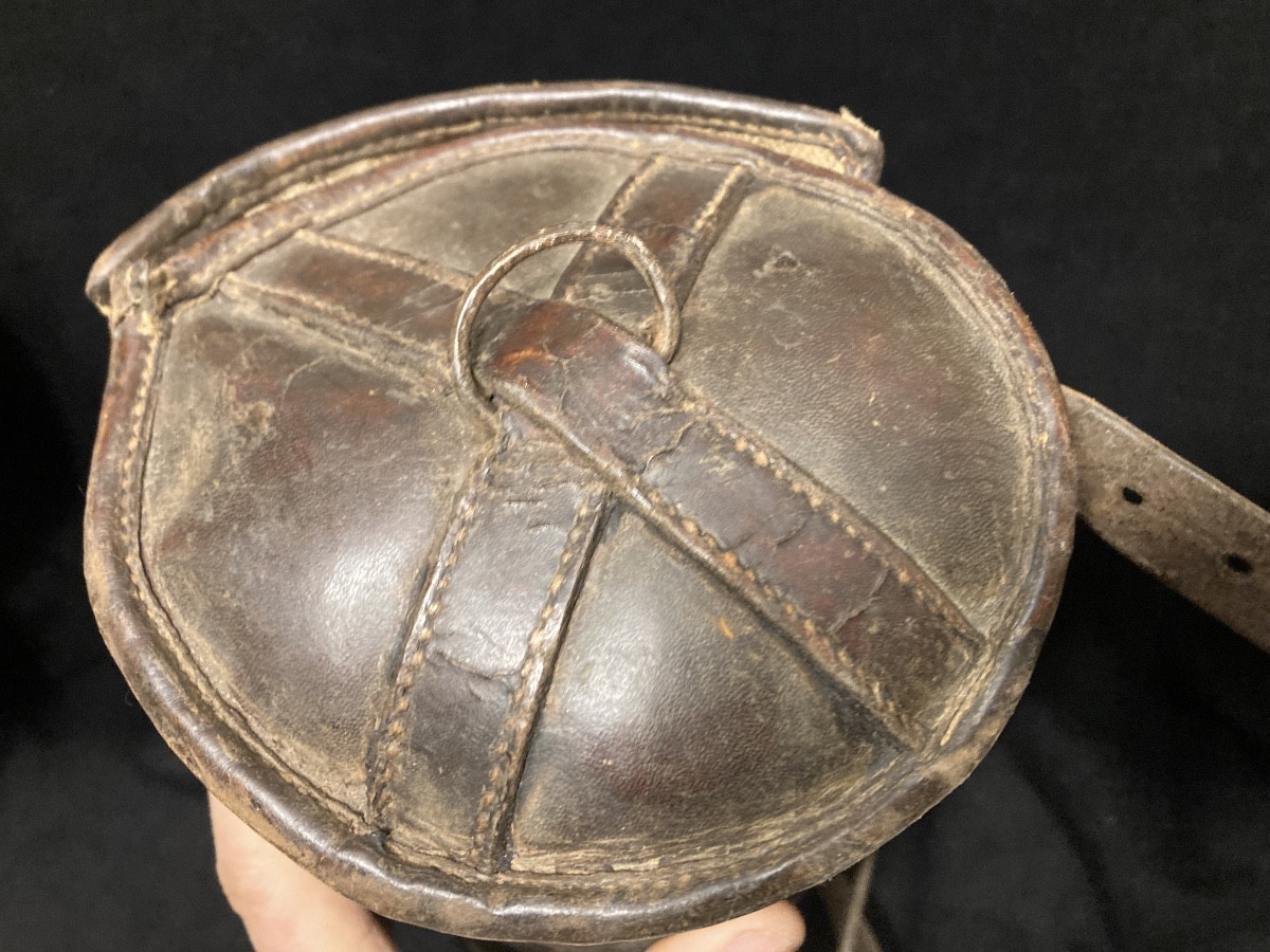 Porte-Manteau de Cavalerie Premier Empire. En cuir brun.-photo-2