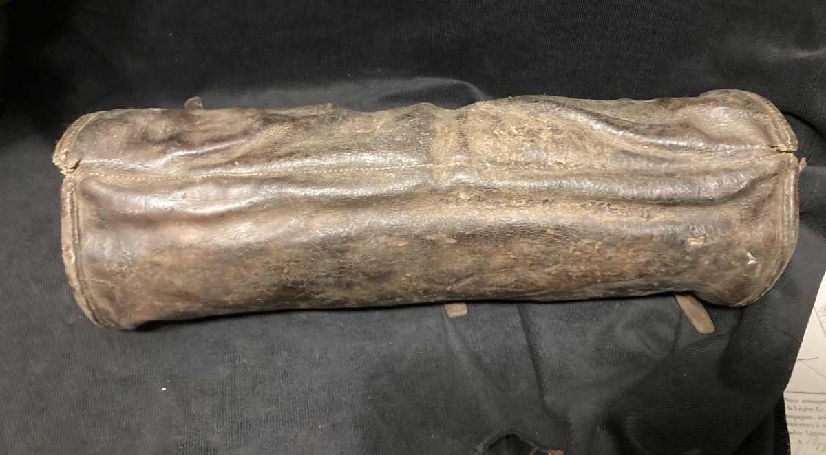 Porte-Manteau de Cavalerie Premier Empire. En cuir brun.-photo-4