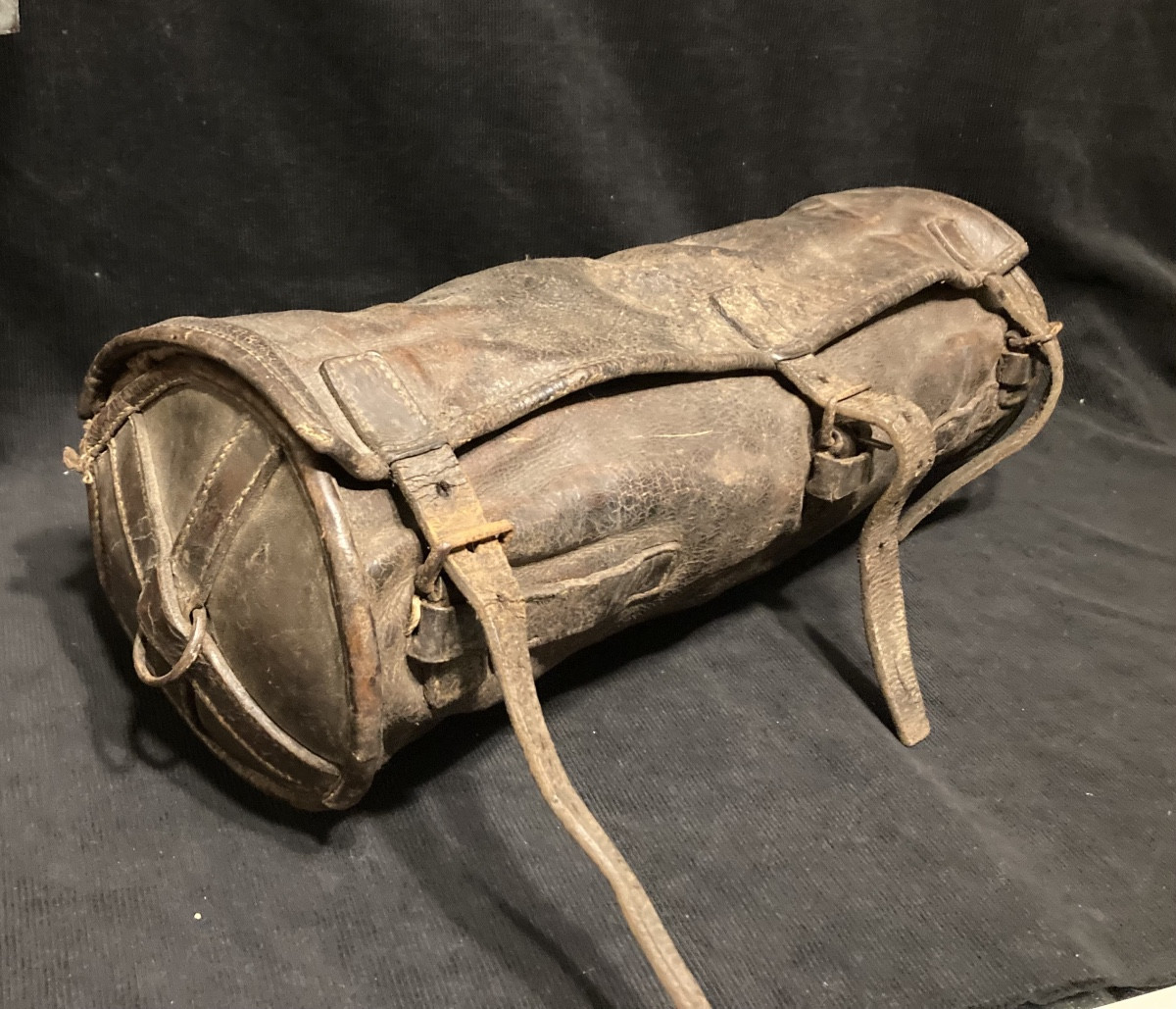 Porte-Manteau de Cavalerie Premier Empire. En cuir brun.