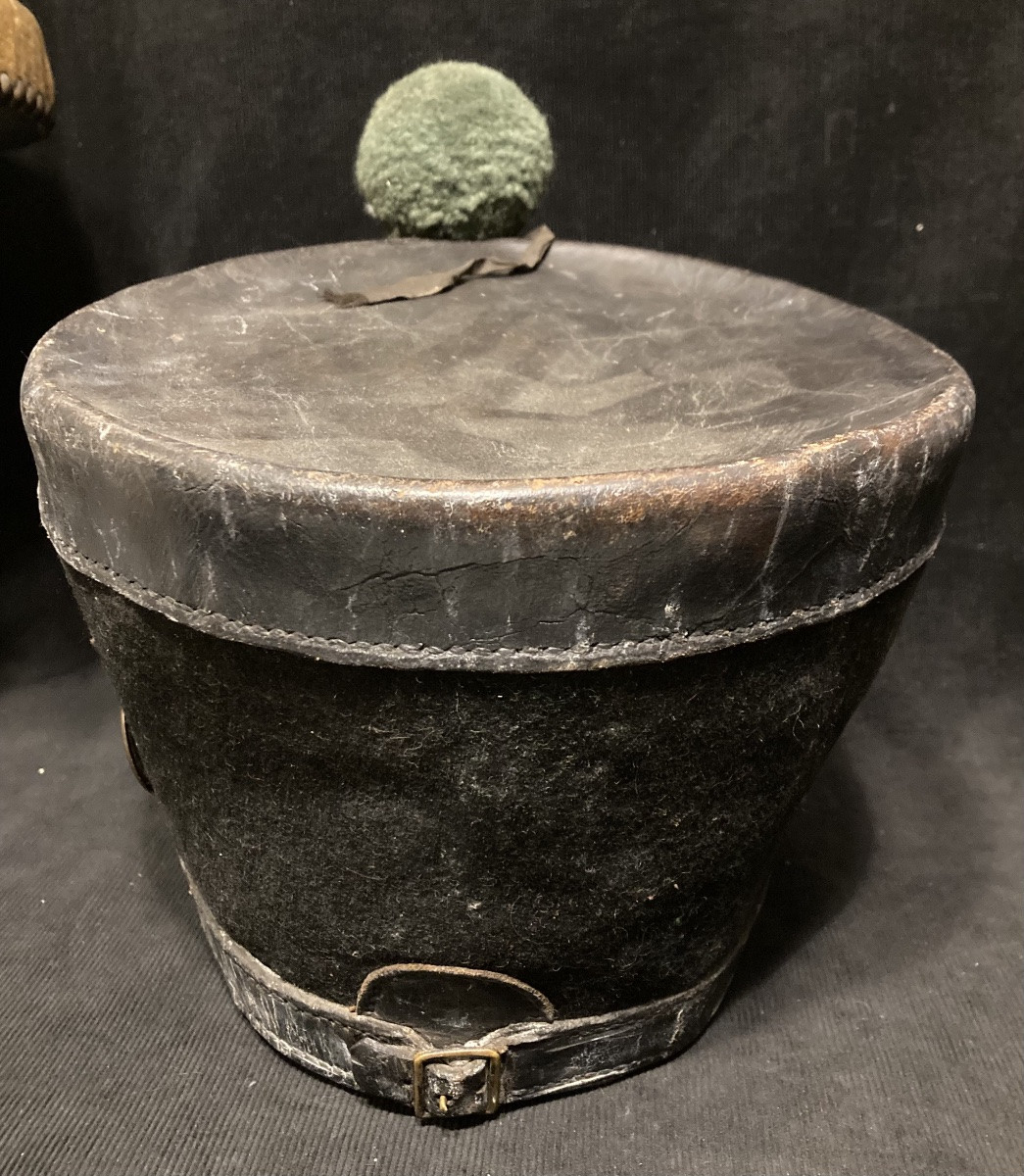 Shako du 6 éme Chasseur an Cheval du modèle 1806. Premier Empire.-photo-1