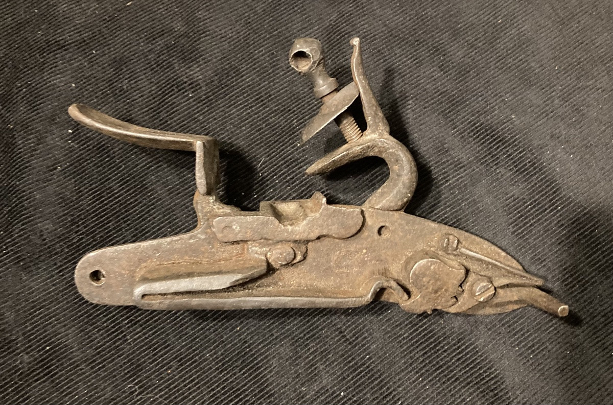 Platine à silex de Fusil de Rempart ancienne Monarchie. XVII/XVIII éme Siécle.-photo-2