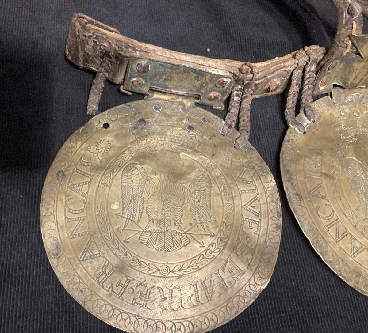 Ensemble de 3 plaques d’Harnachement de mulet de CANTINIÈRE du Premier  Empire.-photo-3