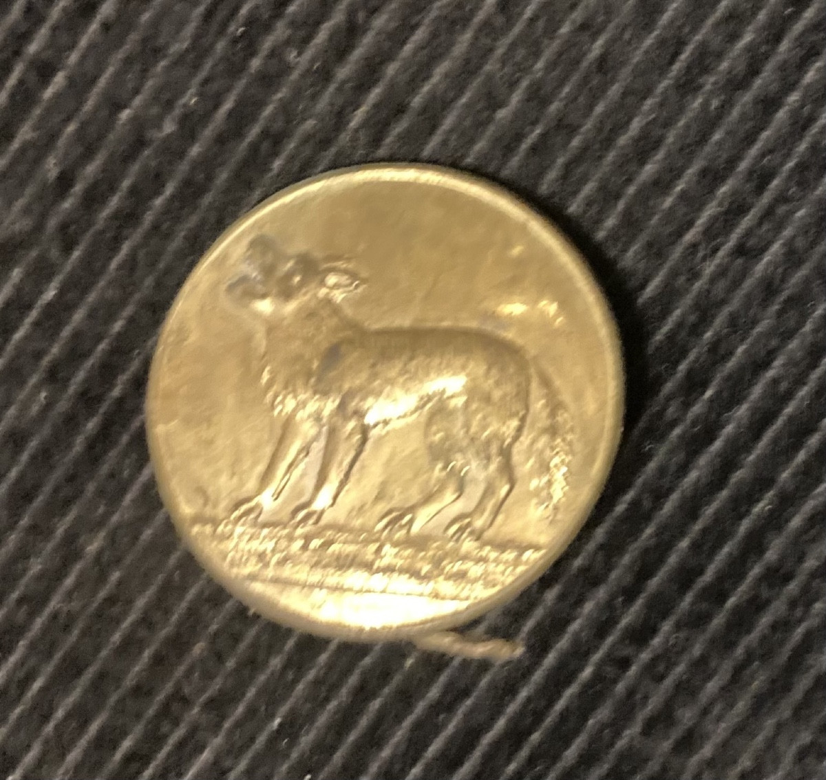 Très beau bouton de vénerie avec un loup et belle dorure. Premier Empire.