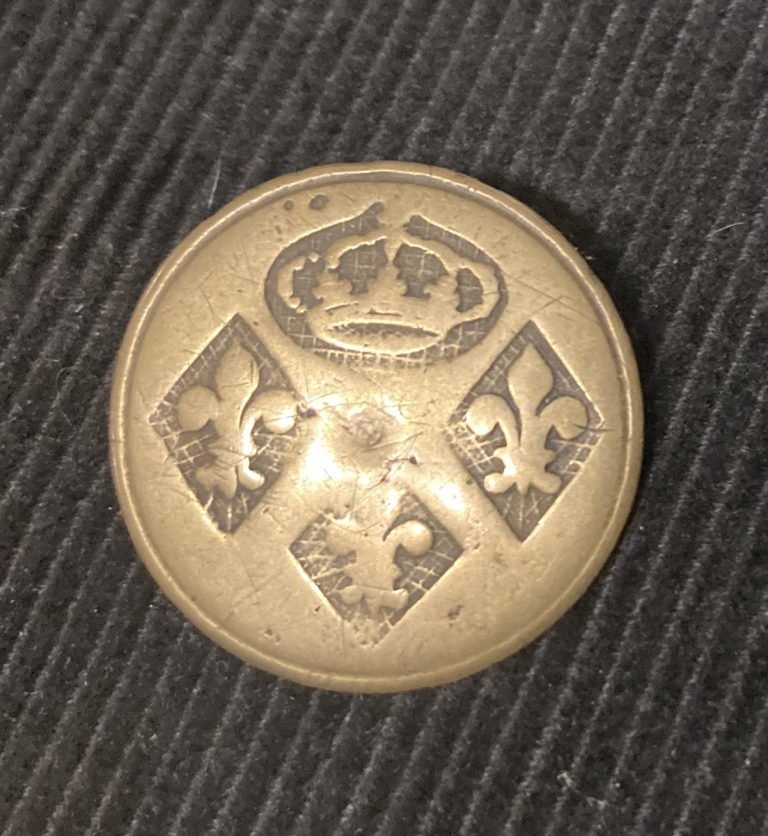 Bouton fin XVIII éme . Gros module . Aux 3 fleurs de Lys surmonté d’une couronne . France .-photo-2