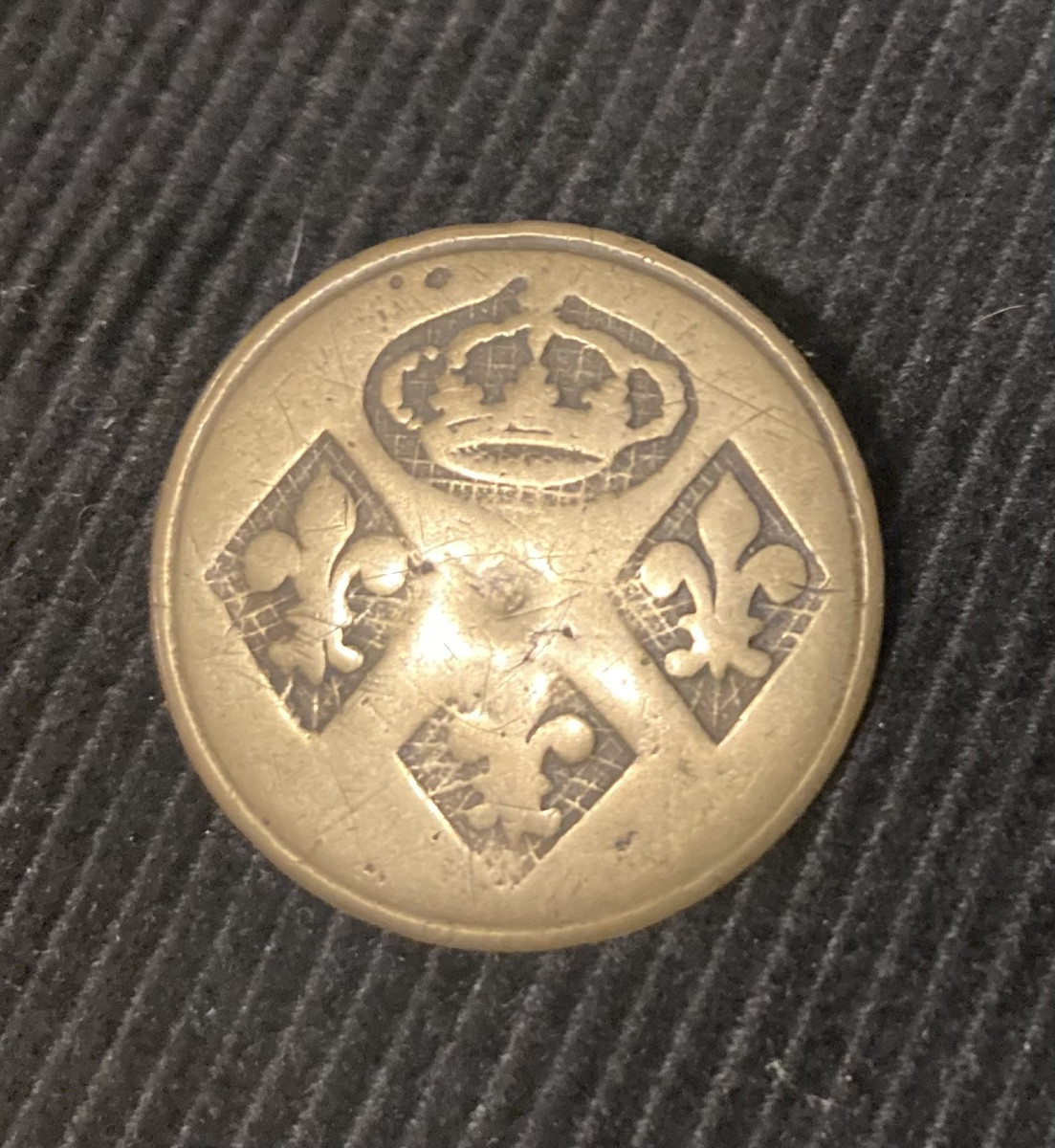 Bouton fin XVIII éme . Gros module . Aux 3 fleurs de Lys surmonté d’une couronne . France .