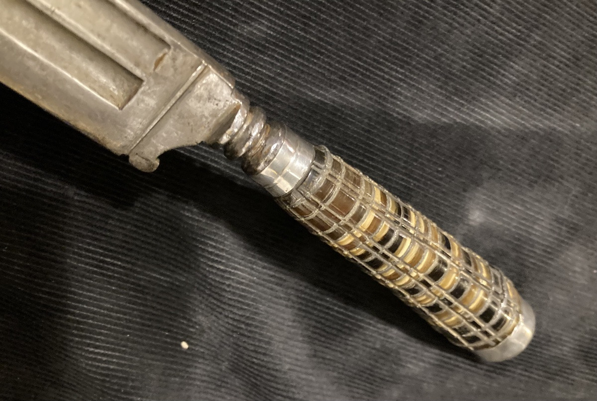 COUTEAU Vers 1300/1500 ( XIV e Siécle ; XVe Siècle). Origine Espagne. Information Musée  Louvre-photo-3