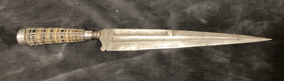 COUTEAU Vers 1300/1500 ( XIV e Siécle ; XVe Siècle). Origine Espagne. Information Musée  Louvre