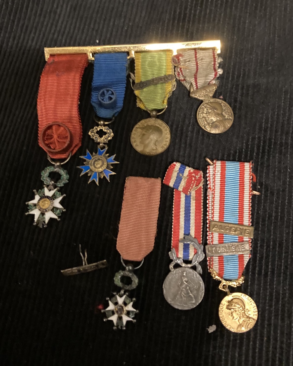 Set Of 7 Miniature French Décorations .