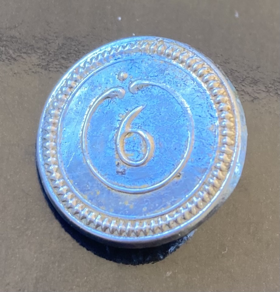 Bouton petit module de 17 mm , Officier du 6éme Régiment de Dragon. Premier Empire.