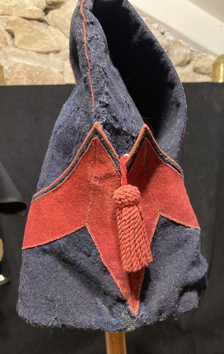 BONNET DE POLICE D’ARTILLERIE À CHEVAL. Premier Empire.