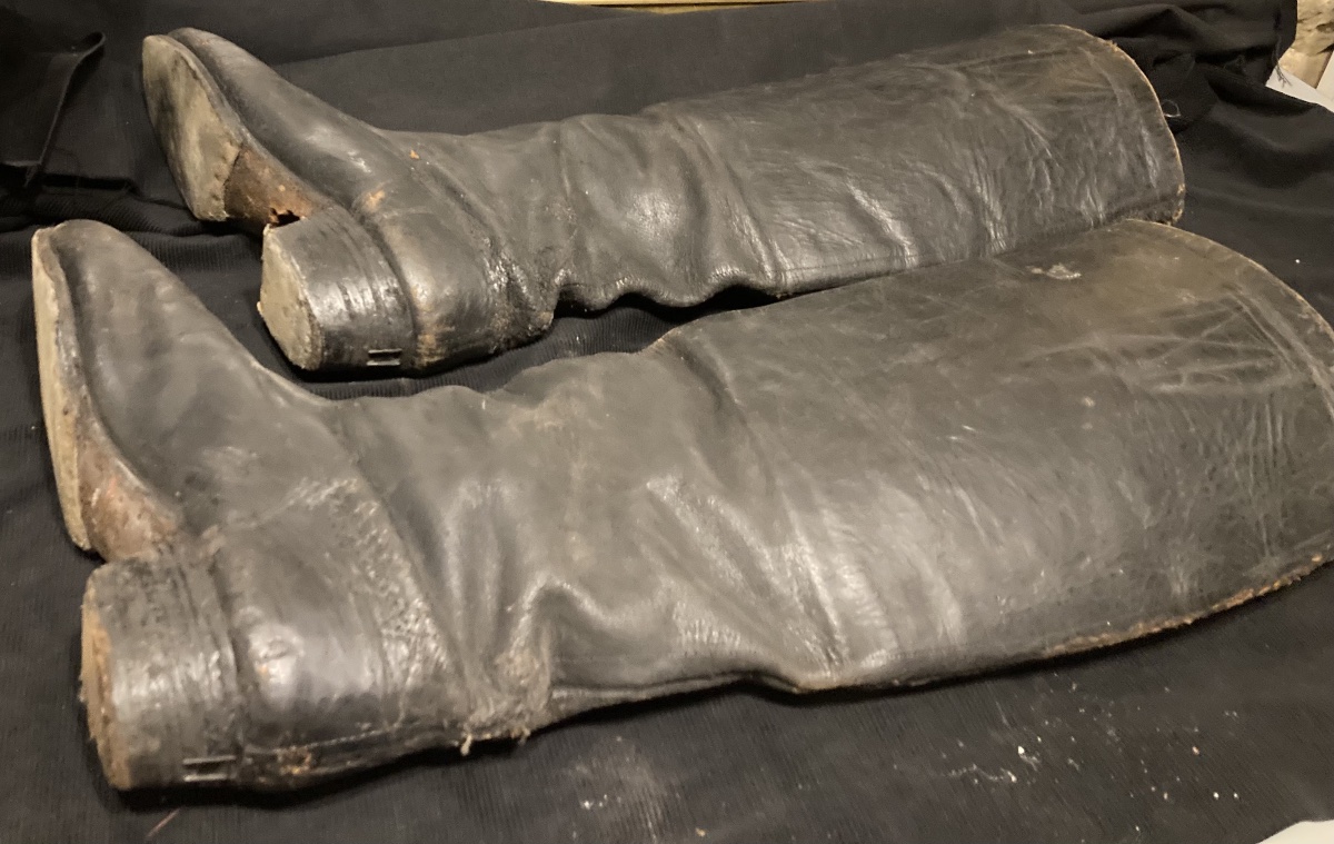Paire de bottes d’officier de cavalerie même provenance que le haut de forme . Capitaine Cousi-photo-1