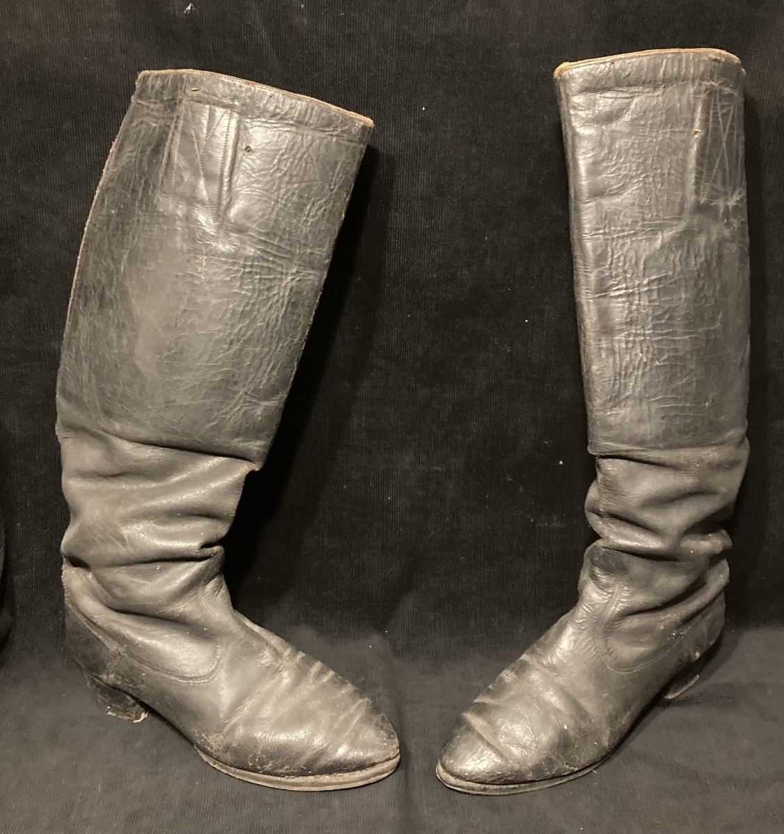 Paire de bottes d’officier de cavalerie même provenance que le haut de forme . Capitaine Cousi