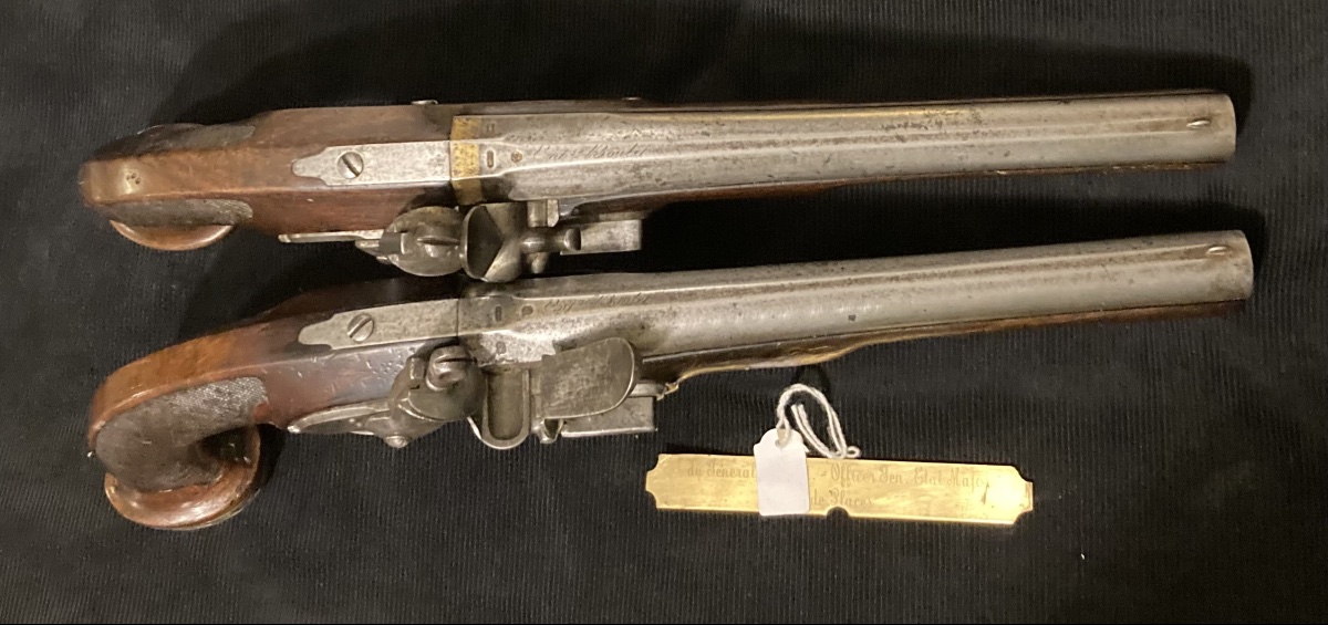 Paire de Pistolet du Général …… officier Général d’Etat Major de Places. Signés « VERSAILLES » -photo-2