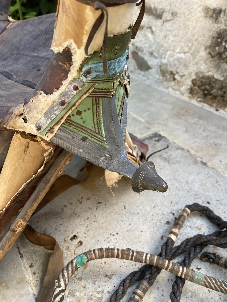 Selle de Dromadaire traditionnelle Touareg ; originaire du Sahara.. Vert symboles de protection-photo-1