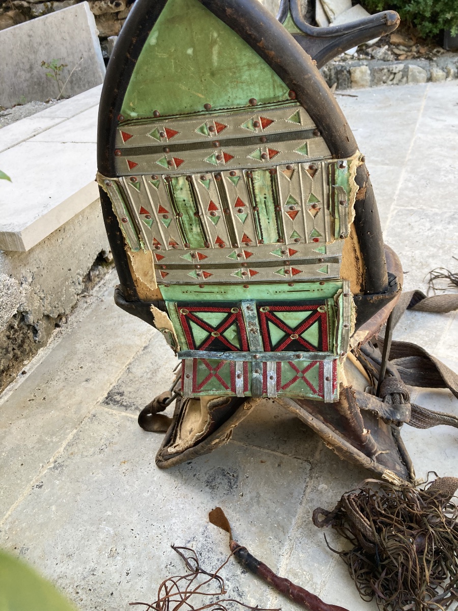 Selle de Dromadaire traditionnelle Touareg ; originaire du Sahara.. Vert symboles de protection-photo-2