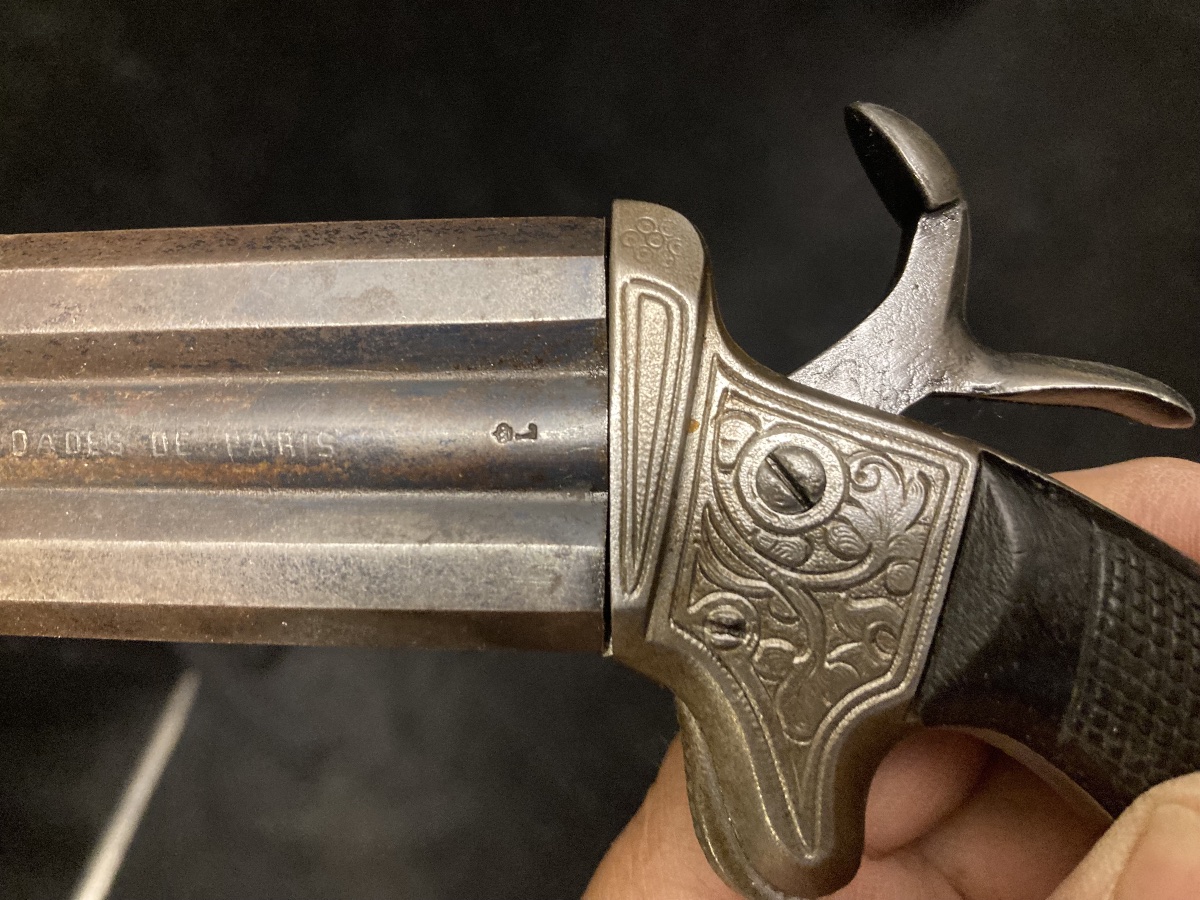 Pistolet à Broches ; 2 canons superposés tournant ; calibre 12 mm. Fabrication Belge . XIXe-photo-1