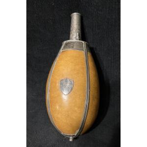 Poire à poudre Française du Général Saignes Mathieu . Né à Albi . Consulat-Premier Empire.