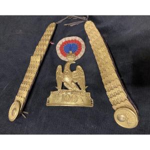 Ensemble: Plaque de shako d’officier du 100e Rgt d’Infanterie , type 1804. Jugulaires Cocarde .