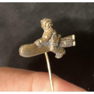 Insigne de Tradition de Sous-Marin Allemand. « Marin à califourchon sur une torpille en marche 