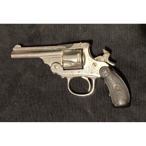 Revolver type Smith & Wesson , calibre 32 court; fabrique Espagnole . Double action; 5 coups.