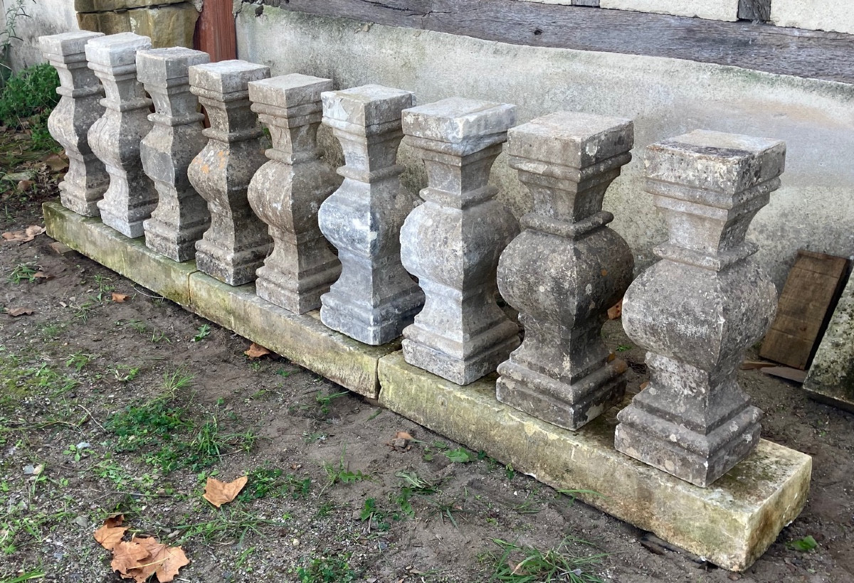 9 balustres en pierre XVII ème et la lisse basse