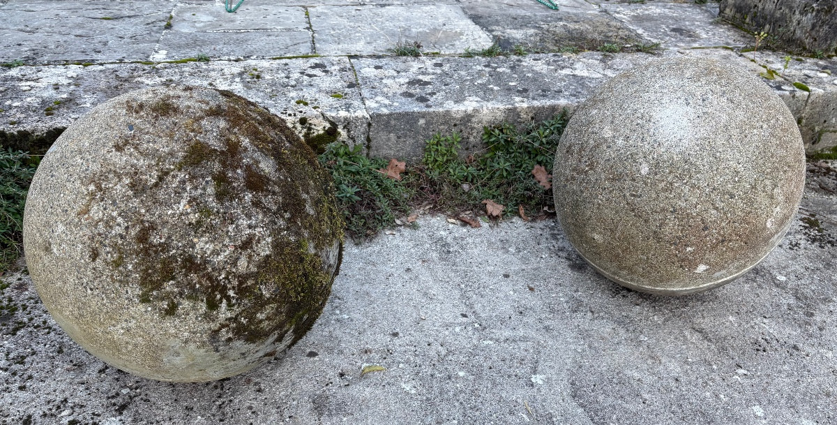 Paire de grosses boules en ciment, avec une belle patine.-photo-2