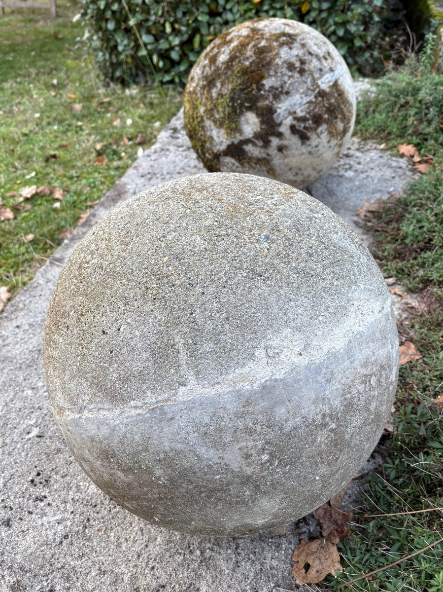 Paire de grosses boules en ciment, avec une belle patine.-photo-3