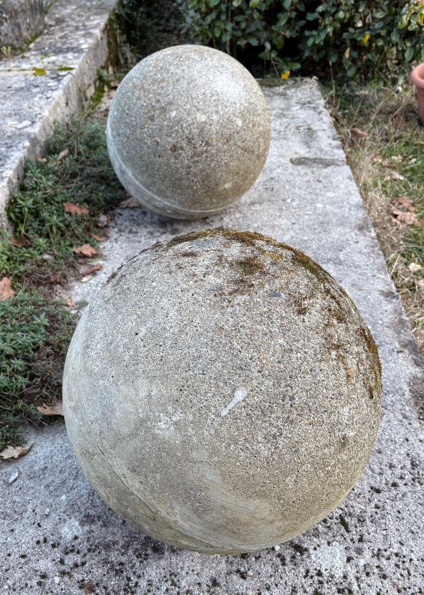 Paire de grosses boules en ciment, avec une belle patine.-photo-4