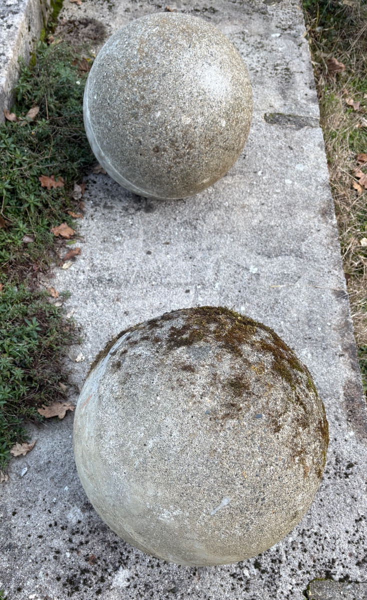 Paire de grosses boules en ciment, avec une belle patine.-photo-1