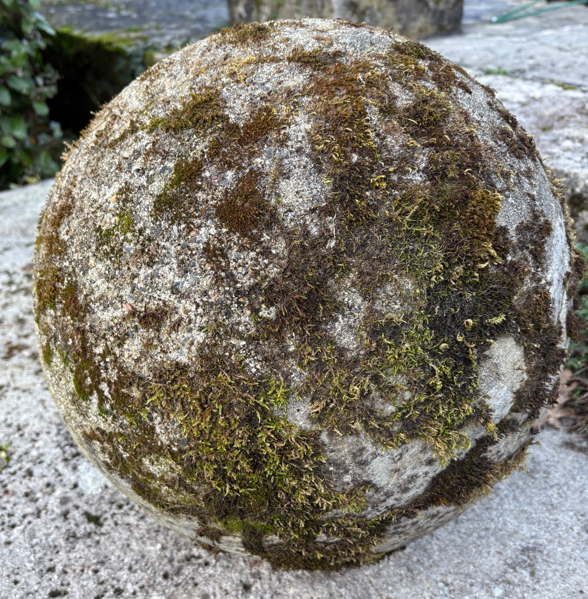 Paire de grosses boules en ciment, avec une belle patine.-photo-2