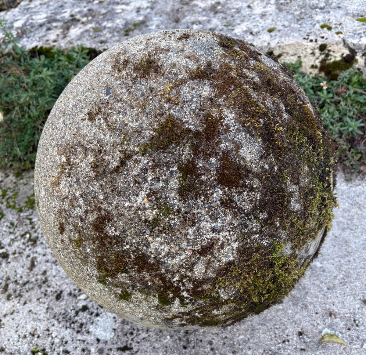 Paire de grosses boules en ciment, avec une belle patine.-photo-4