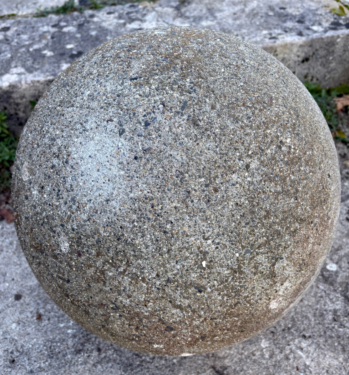 Paire de grosses boules en ciment, avec une belle patine.-photo-5
