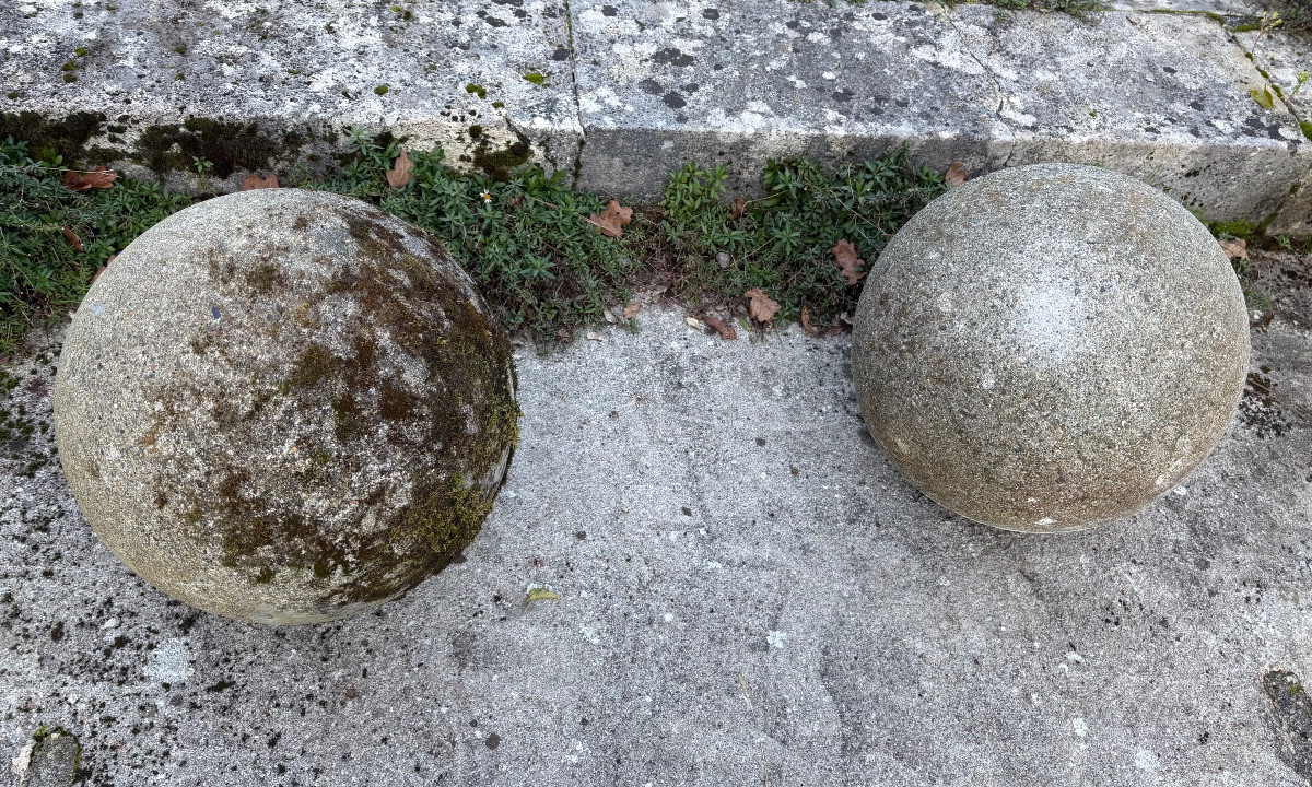 Paire de grosses boules en ciment, avec une belle patine.