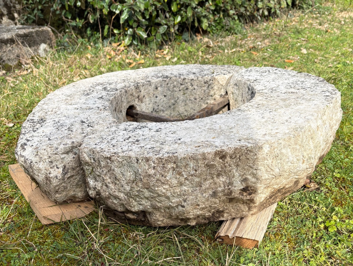 18th Century Stone Bull's-eye Window -photo-2