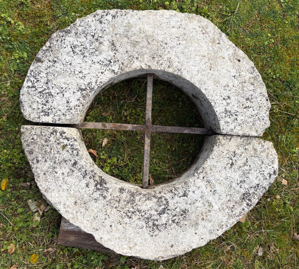 18th Century Stone Bull's-eye Window -photo-3