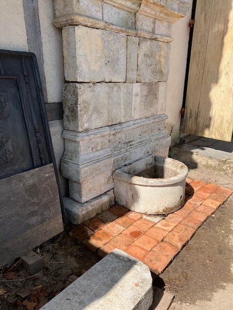 19th-century Stone Fountain With A Lead Spout -photo-3