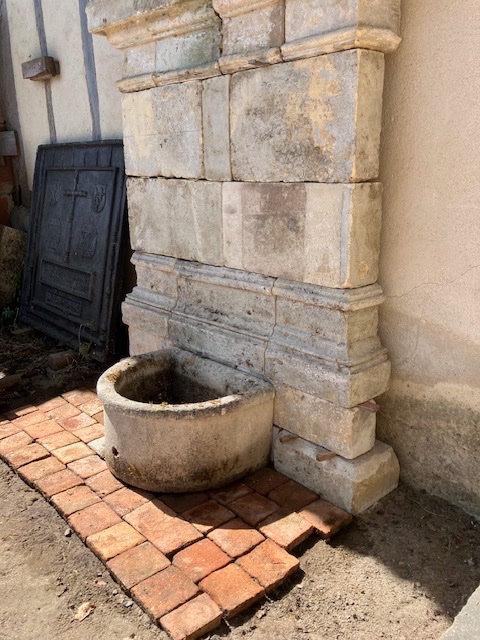 19th-century Stone Fountain With A Lead Spout -photo-4
