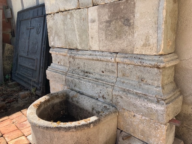 19th-century Stone Fountain With A Lead Spout -photo-2