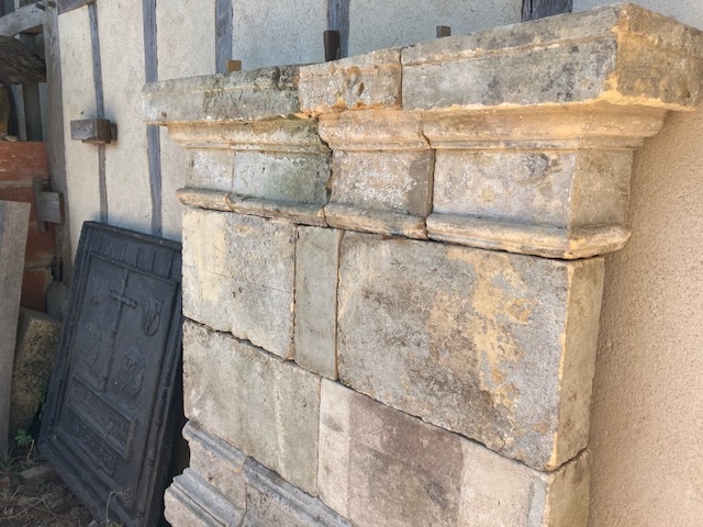 19th-century Stone Fountain With A Lead Spout -photo-3
