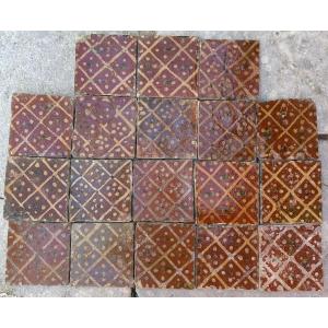 18 carreaux des Flandres en terre cuite émaillée XVI ou XVII ème 