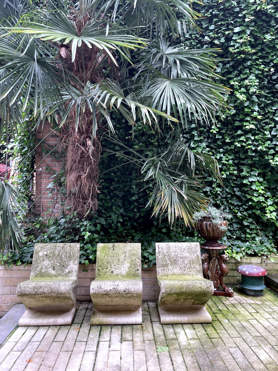 Suite de 6 fauteuils "Zig-Zag" en béton armé