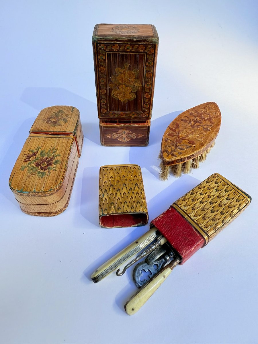 Ensemble de trois étuis et d'une brosse en marqueterie de paille - XIXe siècle-photo-2