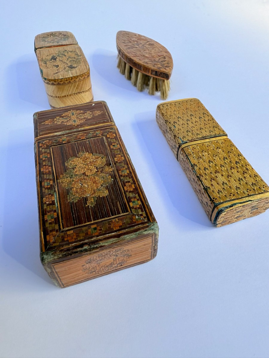 Ensemble de trois étuis et d'une brosse en marqueterie de paille - XIXe siècle-photo-1