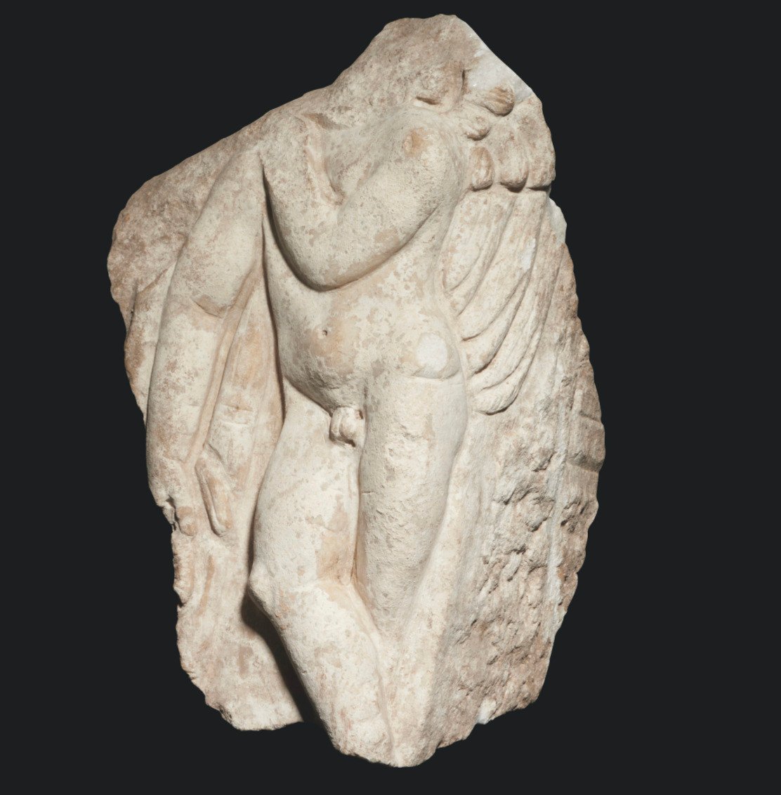 Fragment d'autel en marbre romain avec Cupidon
