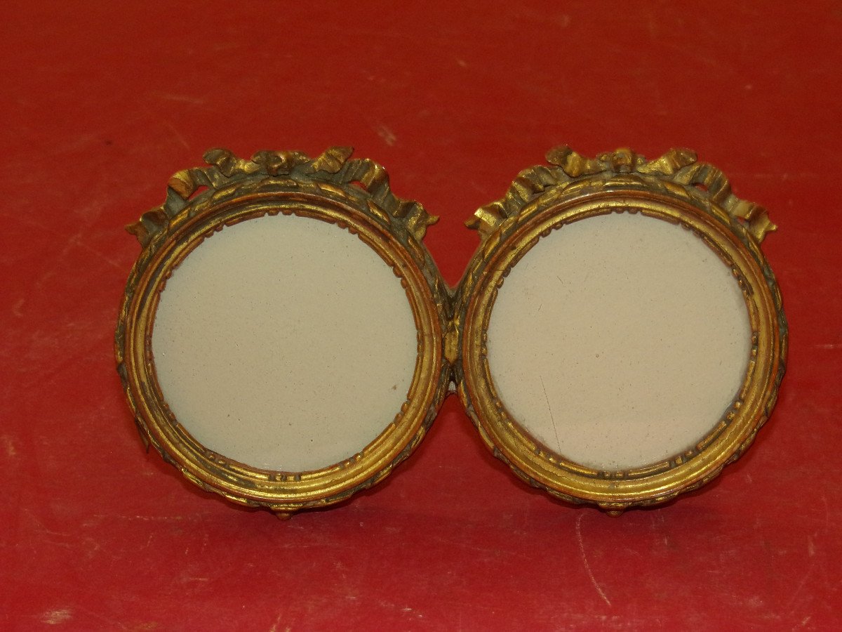 Pair Of Small Round Frames, 19th Century, In Golden Wood.